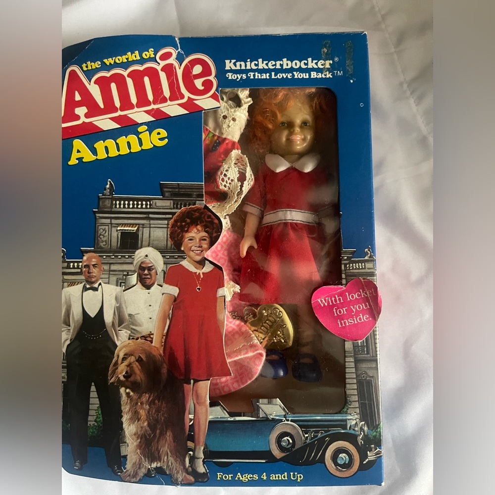 New in box Vintage 1982 Knickerbocker The World of Annie Annie Doll with locket